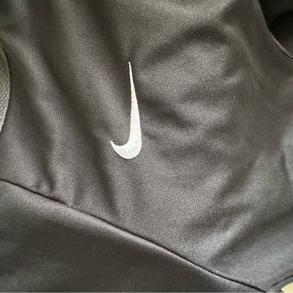 Kid’s Medium Black Nike jacket. Lightweight and full zip. Grey details - Picture 3 of 7